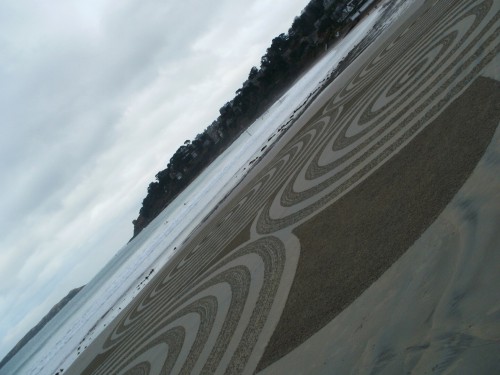 patelgé, land art, rake art, beach art, dessin sable, dessin au rateau, giant sand, ronds sur le sable, sand art, perros-guirec, trestraou, bretagne