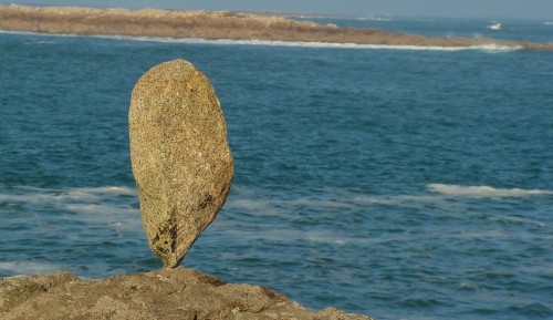 rock balancing,landart,patelge,perrosguirec,pierre levée,menhir