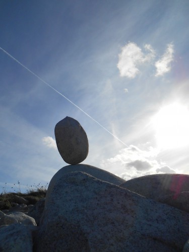 patelge, pierre levée, menhir, rock balancing, perros guirec, landart, land art, art plage, art pierre, equilibre pierre, ile grande, trégor